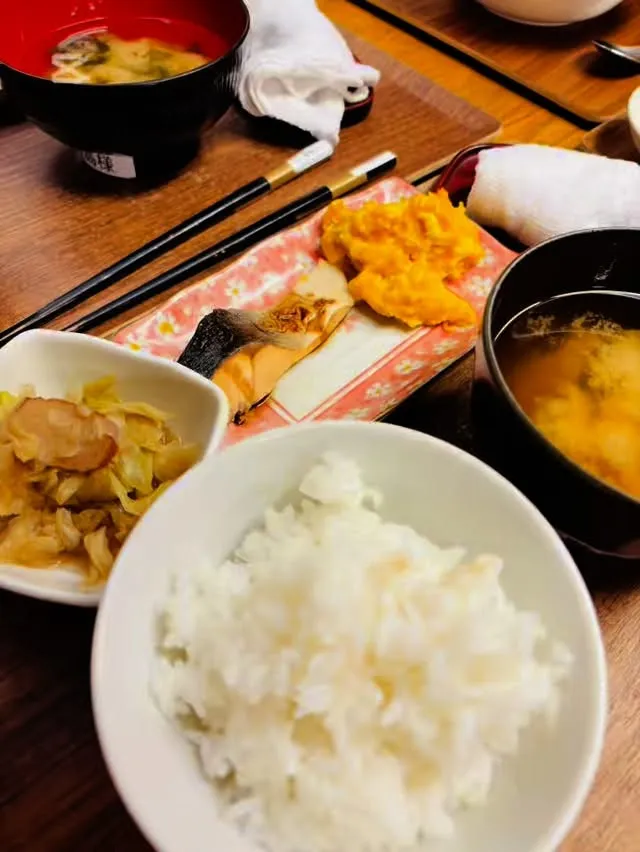 今日の朝食は、、、#樺太マスの塩焼き#キャベツとさつま揚げの...